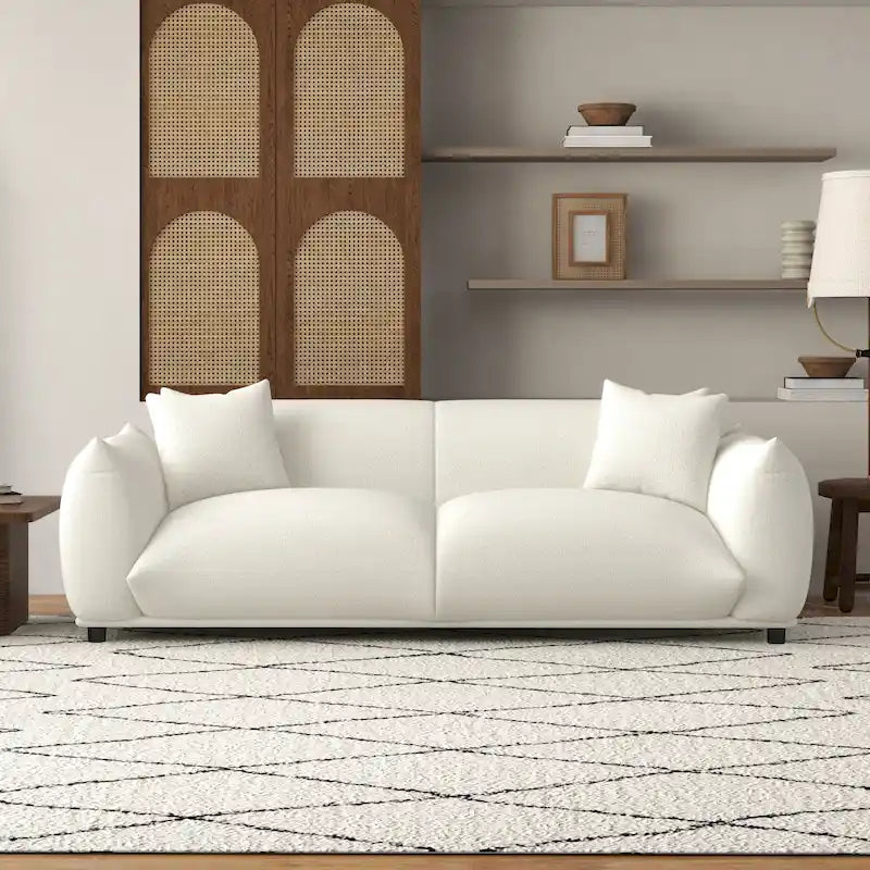 Sofá Mansan de lujo moderno de mediados de siglo con respaldo de almohada apretada y tapizado en bouclé francés color crema