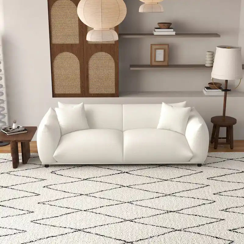 Sofá Mansan de lujo moderno de mediados de siglo con respaldo de almohada apretada y tapizado en bouclé francés color crema