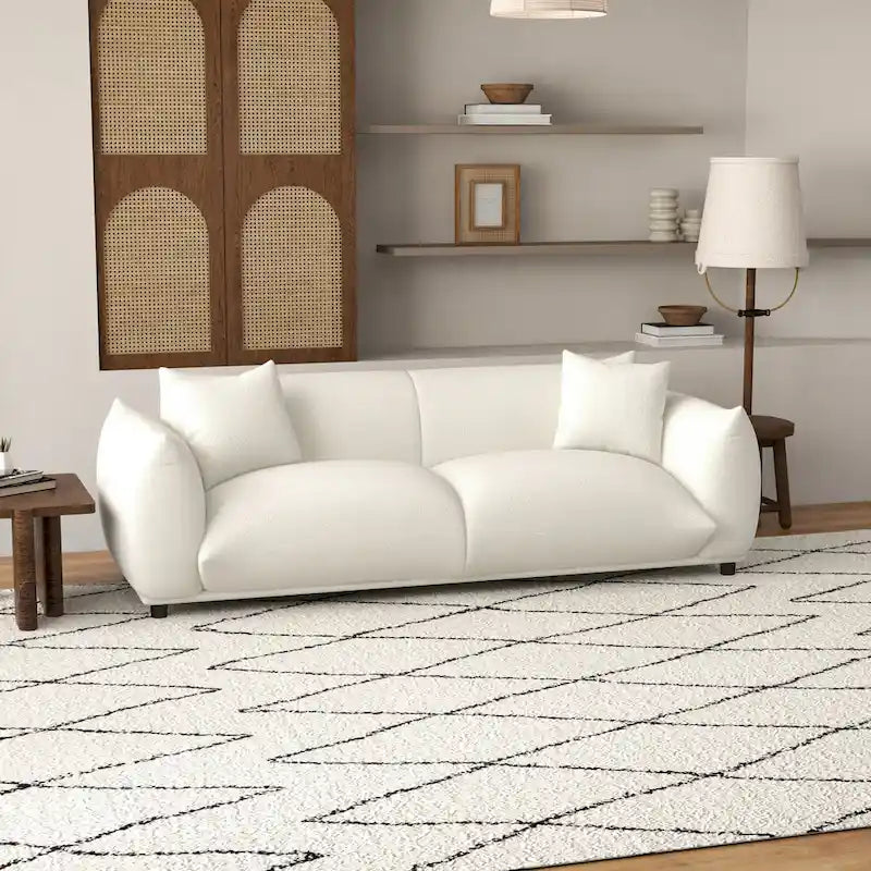 Sofá Mansan de lujo moderno de mediados de siglo con respaldo de almohada apretada y tapizado en bouclé francés color crema