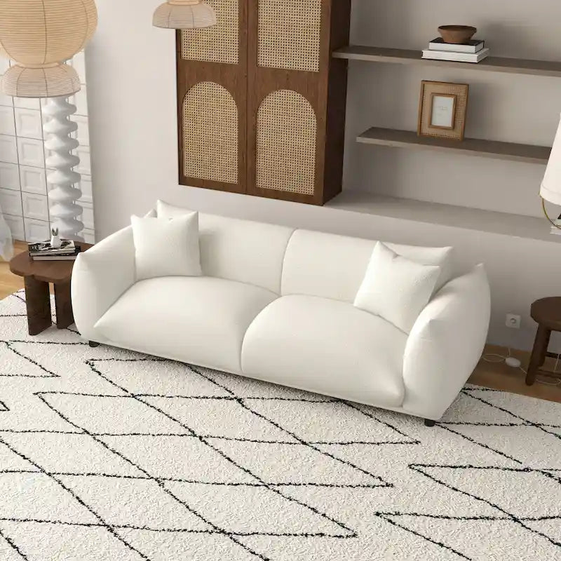 Sofá Mansan de lujo moderno de mediados de siglo con respaldo de almohada apretada y tapizado en bouclé francés color crema