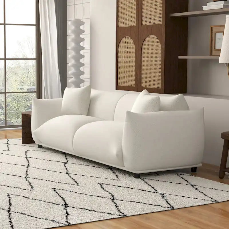 Sofá Mansan de lujo moderno de mediados de siglo con respaldo de almohada apretada y tapizado en bouclé francés color crema