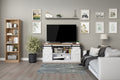 Mueble de TV con puerta de granero estilo rústico en blanco/espresso/roble, 2 estantes, para televisores de hasta 65", requiere montaje de 1 persona