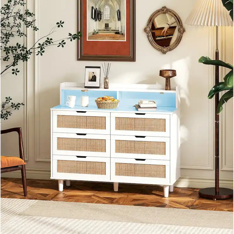 Mueble de almacenamiento con cajones de ratán blanco con luces LED y toma de corriente, ideal para dormitorio y sala de estar, tamaño 43.31