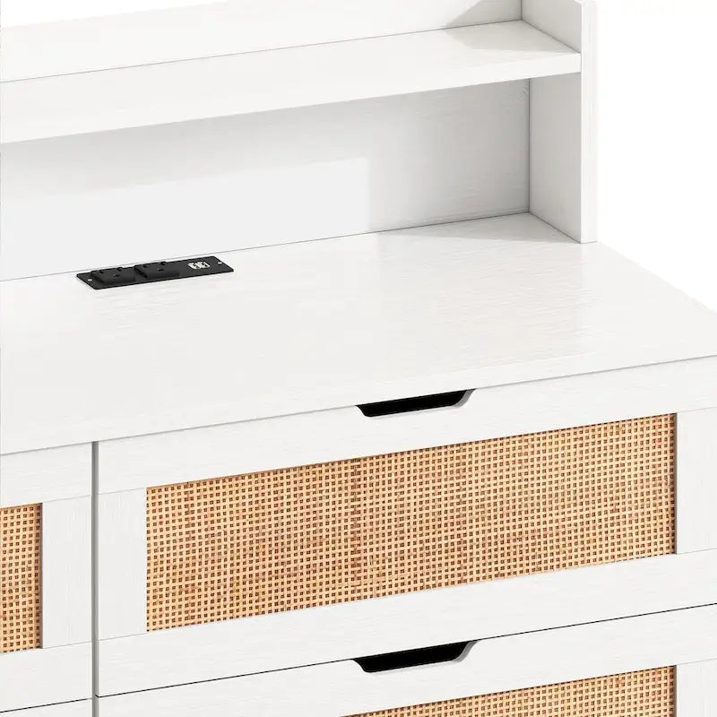 Mueble de almacenamiento con cajones de ratán blanco con luces LED y toma de corriente, ideal para dormitorio y sala de estar, tamaño 43.31