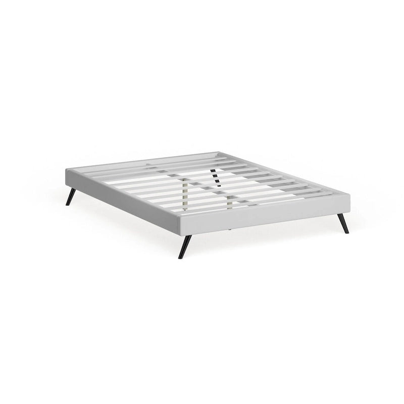 Cama de plataforma Queen tapizada en vinilo blanco con patas oblicuas