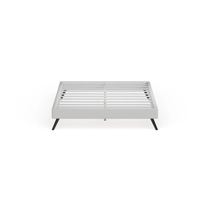 Cama de plataforma Queen tapizada en vinilo blanco con patas oblicuas