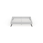 Cama de plataforma Queen tapizada en vinilo blanco con patas oblicuas
