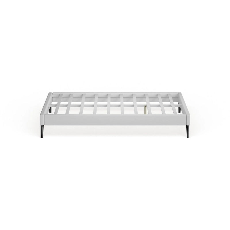 Cama de plataforma Queen tapizada en vinilo blanco con patas oblicuas