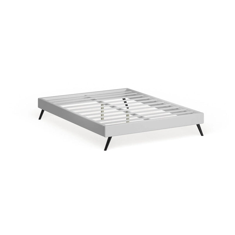 Cama de plataforma Queen tapizada en vinilo blanco con patas oblicuas