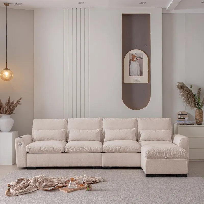 Sofá seccional reversible de chenilla en forma de L de color beige con otomana, puertos USB y portavasos