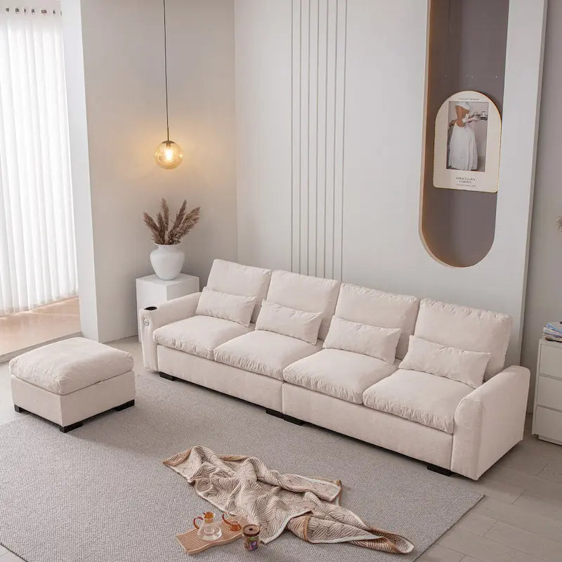 Sofá seccional reversible de chenilla en forma de L de color beige con otomana, puertos USB y portavasos